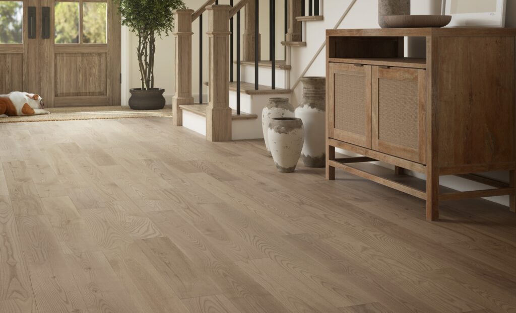 Mercier White Ash Gleam nhardwood flooring in the colour Atmosphere in the entryway of a home.